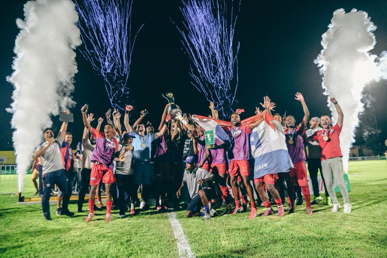 Piauí Esporte Clube conquista bicampeonato piauiense e levanta troféu em noite de casa cheia